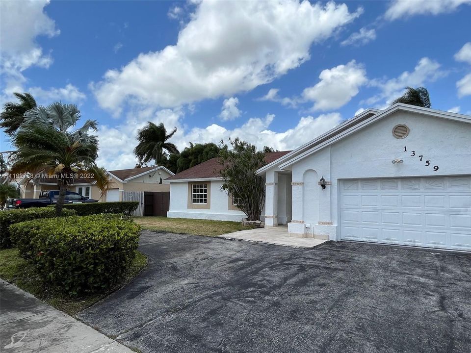 Recently Rented: $3,000 (3 beds, 2 baths, 1711 Square Feet)