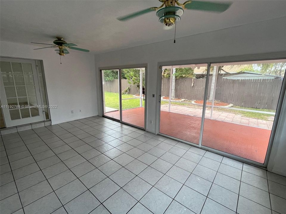 Recently Rented: $3,000 (3 beds, 2 baths, 1711 Square Feet)