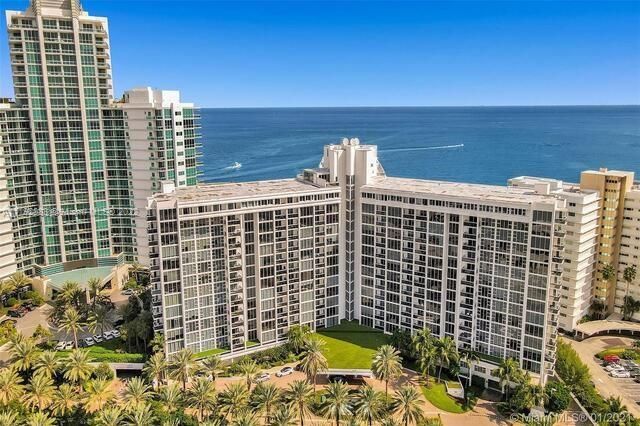 Recently Sold: $949,000 (2 beds, 2 baths, 1056 Square Feet)