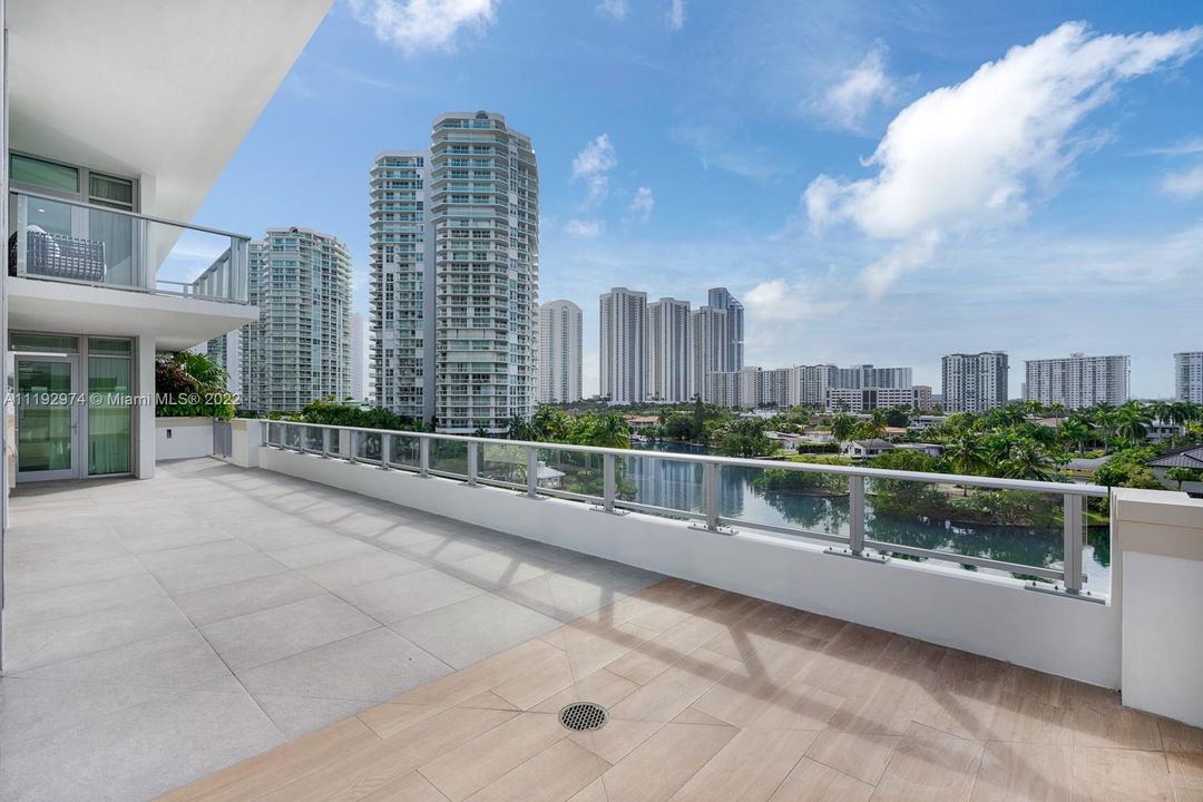 Recently Sold: $3,950,000 (3 beds, 3 baths, 3248 Square Feet)