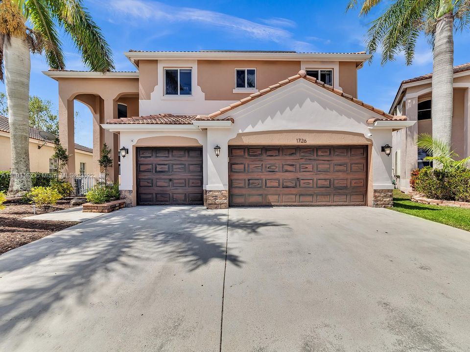 Recently Sold: $999,900 (6 beds, 4 baths, 3205 Square Feet)