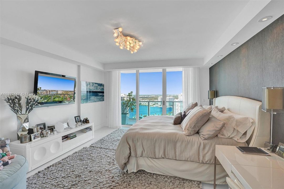 Recently Sold: $1,800,000 (3 beds, 3 baths, 3082 Square Feet)