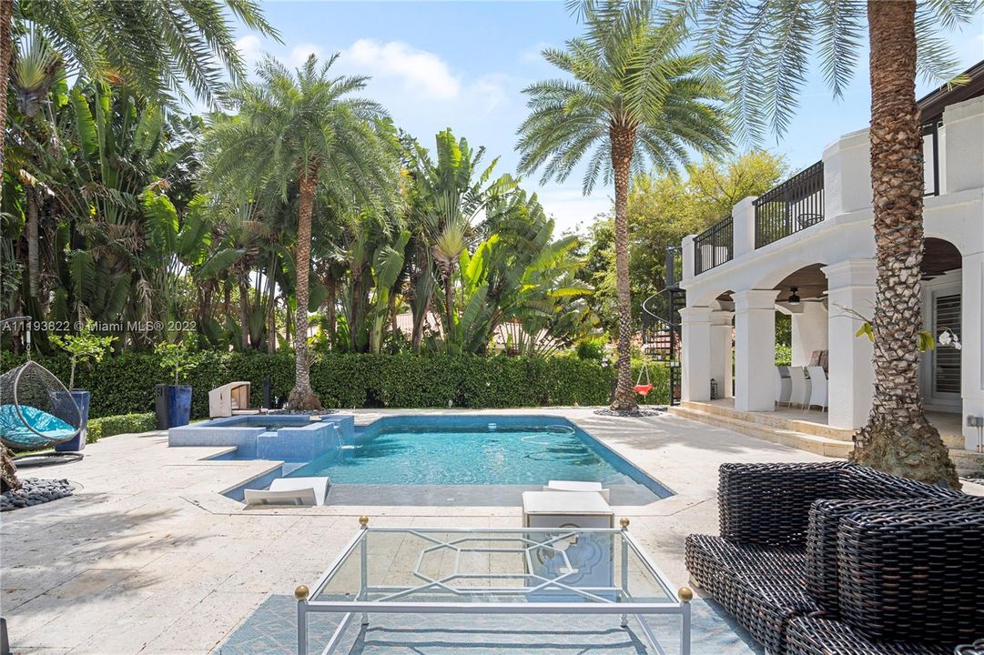 Recently Sold: $4,950,000 (5 beds, 4 baths, 4196 Square Feet)