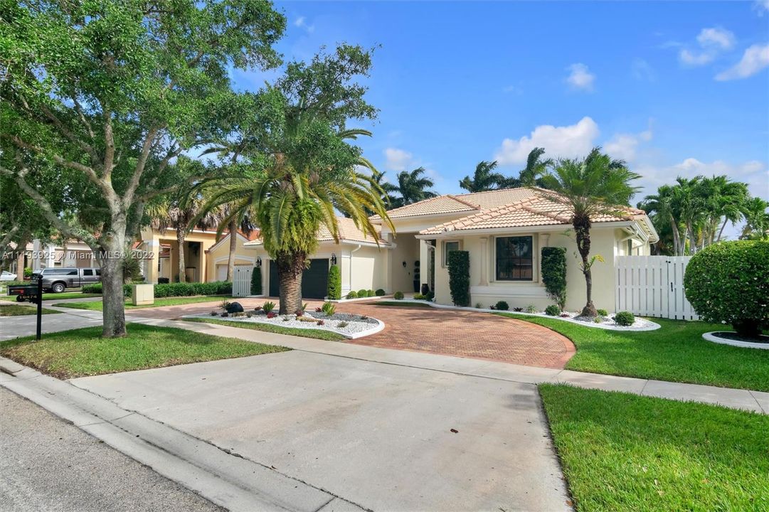 Recently Sold: $989,900 (3 beds, 3 baths, 2543 Square Feet)