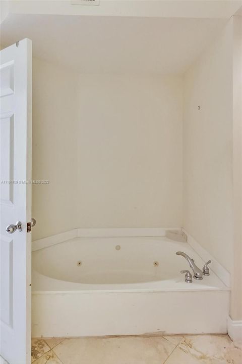 Vendido Recientemente: $435,000 (2 camas, 2 baños, 1361 Pies cuadrados)