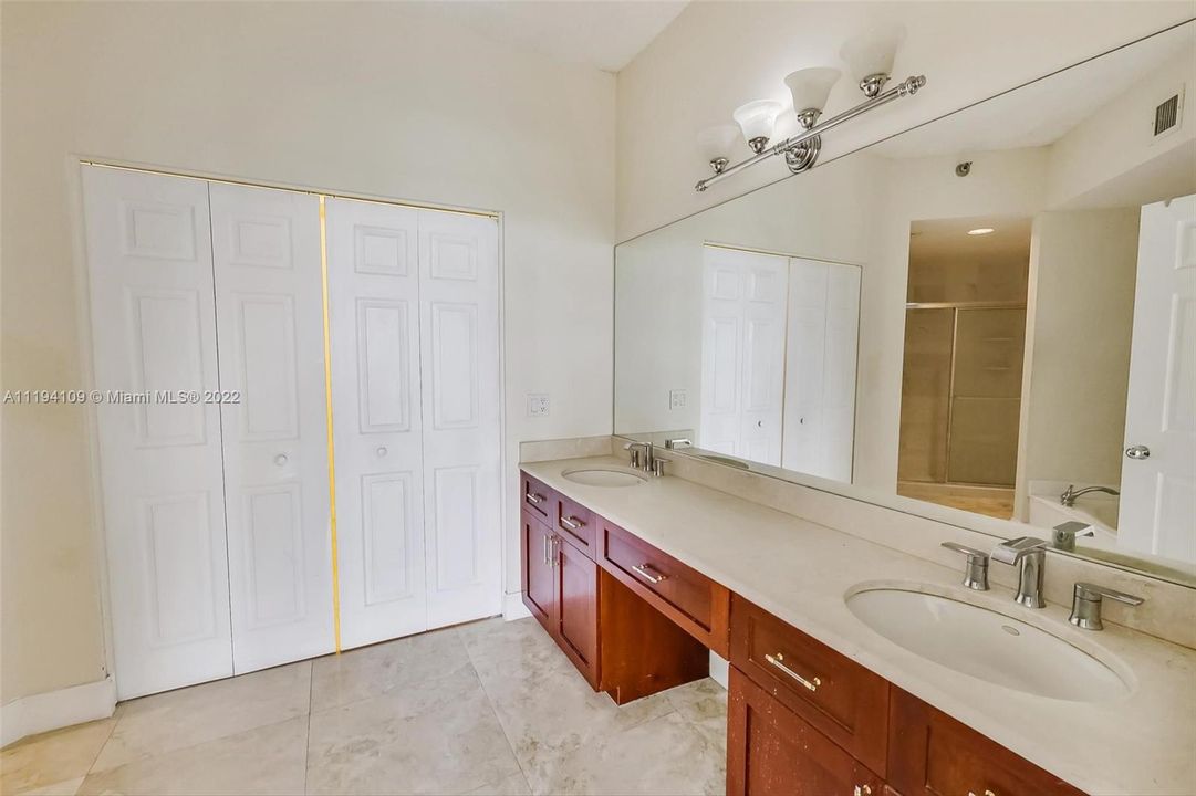 Vendido Recientemente: $435,000 (2 camas, 2 baños, 1361 Pies cuadrados)