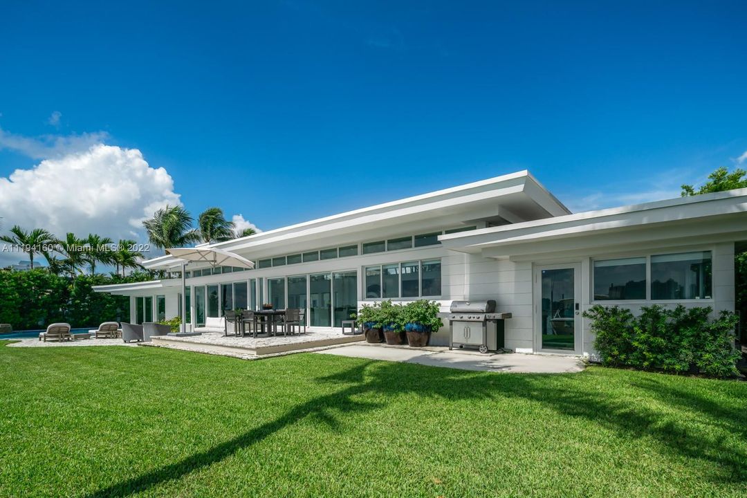 Recently Sold: $7,935,000 (4 beds, 3 baths, 3340 Square Feet)