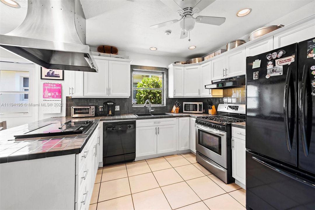 Recently Sold: $1,575,000 (3 beds, 2 baths, 1749 Square Feet)