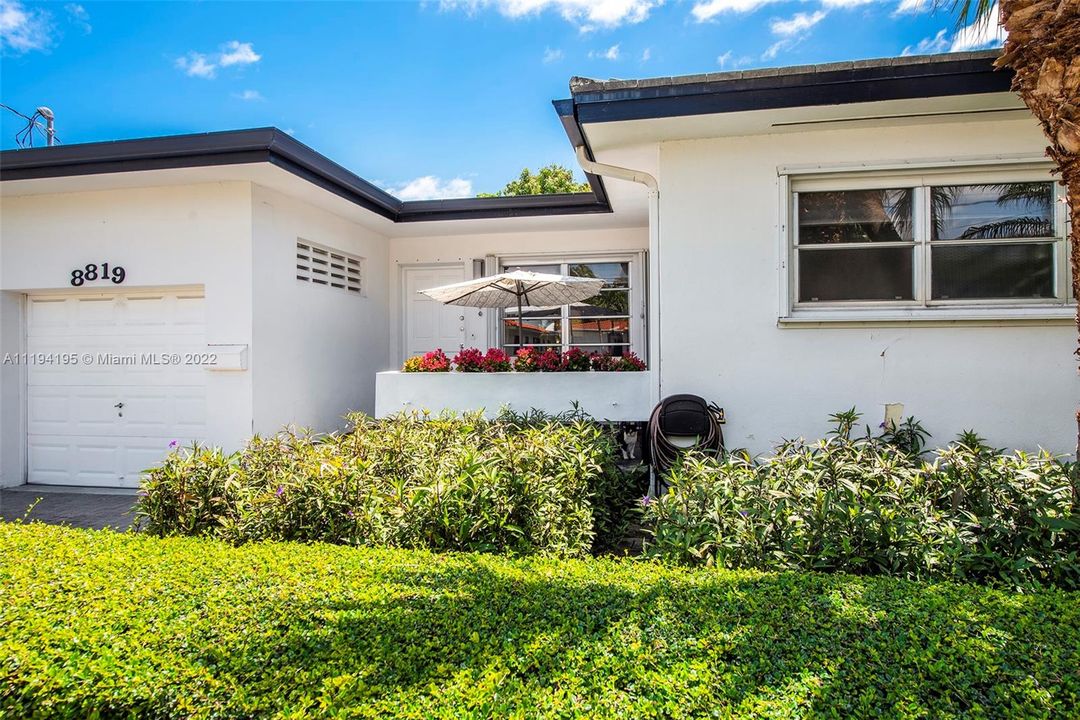 Recently Sold: $1,575,000 (3 beds, 2 baths, 1749 Square Feet)