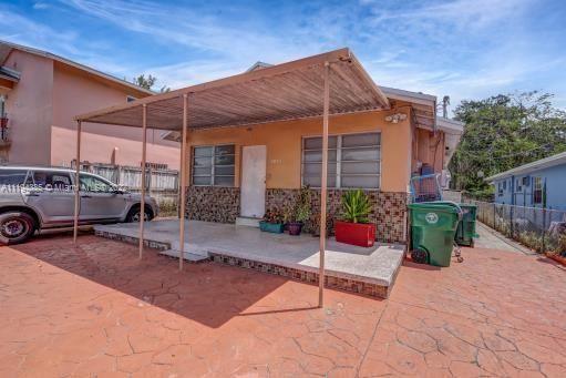 Recently Sold: $489,000 (5 beds, 2 baths, 1996 Square Feet)