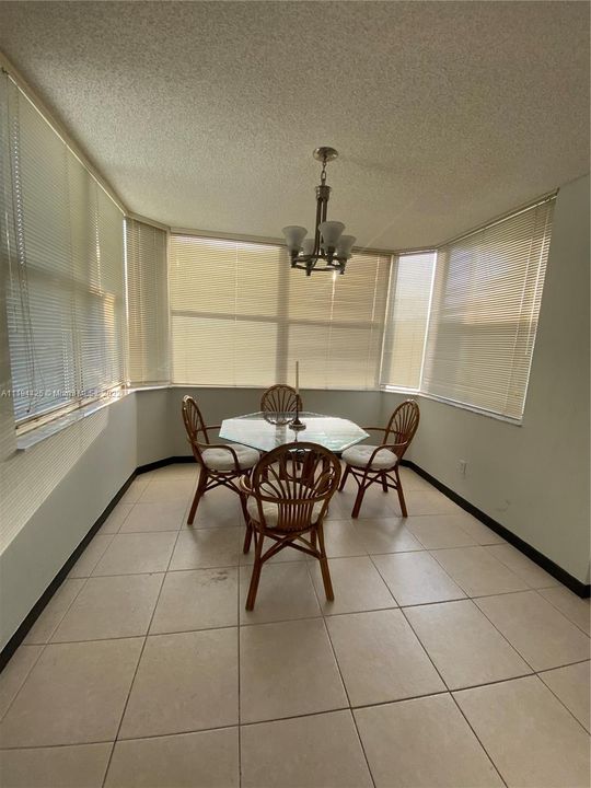Recently Sold: $249,000 (1 beds, 1 baths, 990 Square Feet)