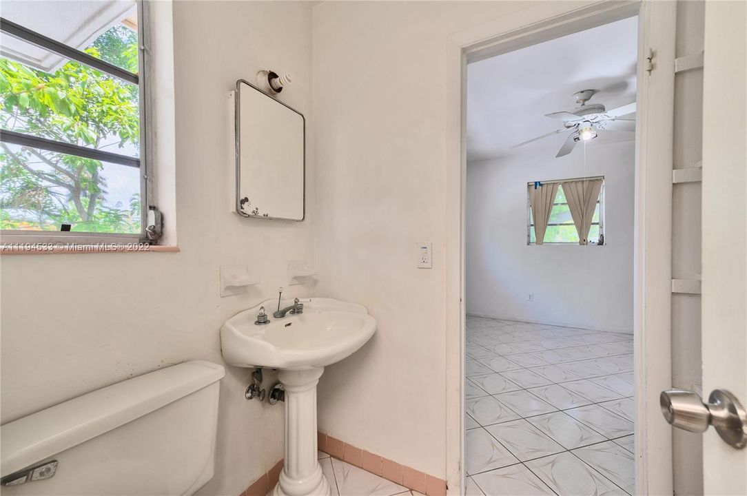 Recently Sold: $380,000 (3 beds, 1 baths, 1191 Square Feet)