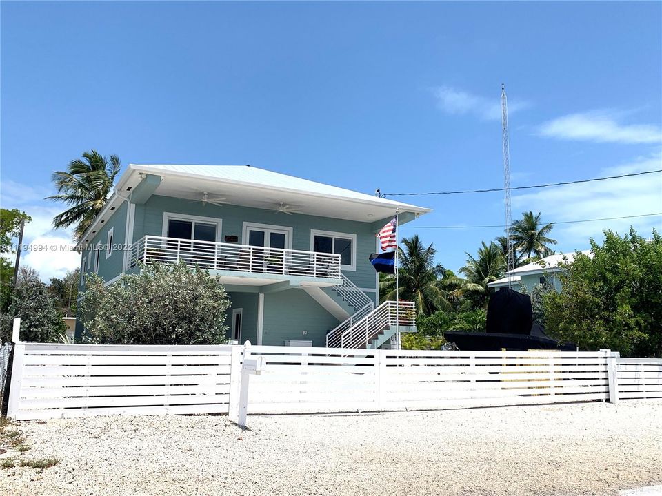 Recently Sold: $995,000 (3 beds, 2 baths, 1815 Square Feet)