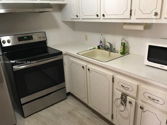 For Sale: $150,000 (1 beds, 1 baths, 601 Square Feet)