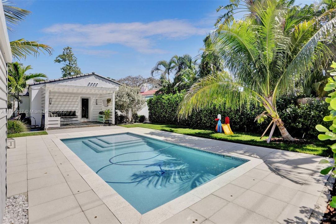 Recently Sold: $1,250,000 (3 beds, 2 baths, 1491 Square Feet)