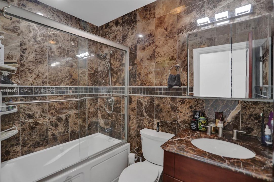 最近售出: $2,195,000 (4 贝兹, 4 浴室, 7187 平方英尺)