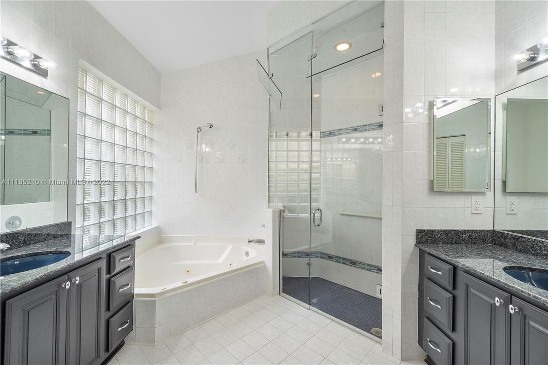 最近售出: $975,000 (5 贝兹, 3 浴室, 3514 平方英尺)