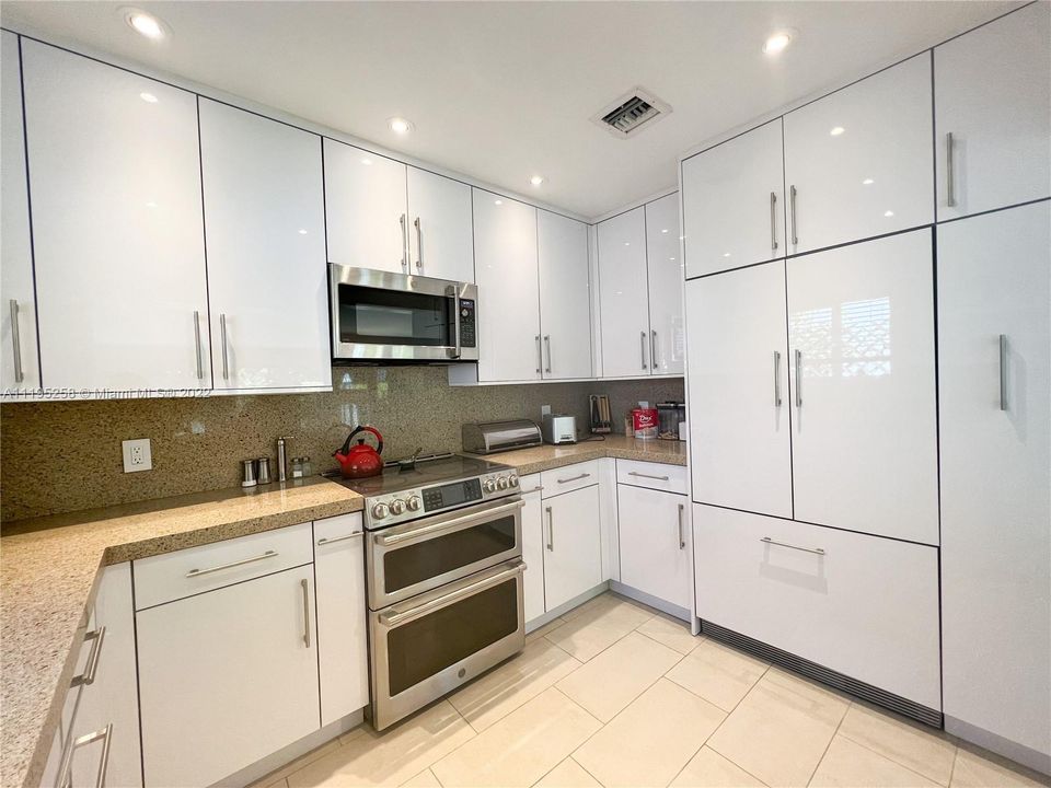 Recently Sold: $1,400,000 (3 beds, 3 baths, 1829 Square Feet)