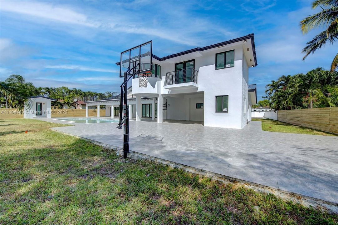 Vendido Recientemente: $1,699,000 (6 camas, 5 baños, 4465 Pies cuadrados)