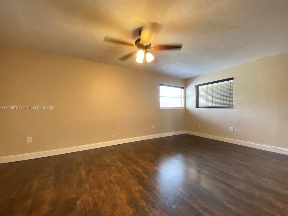 Recently Rented: $3,200 (3 beds, 2 baths, 1500 Square Feet)
