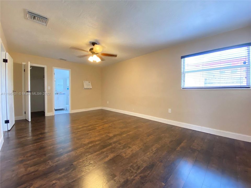 Recently Rented: $3,200 (3 beds, 2 baths, 1500 Square Feet)