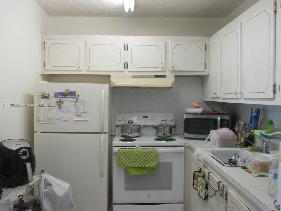 For Sale: $125,000 (1 beds, 1 baths, 570 Square Feet)