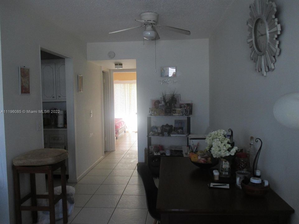 For Sale: $125,000 (1 beds, 1 baths, 570 Square Feet)