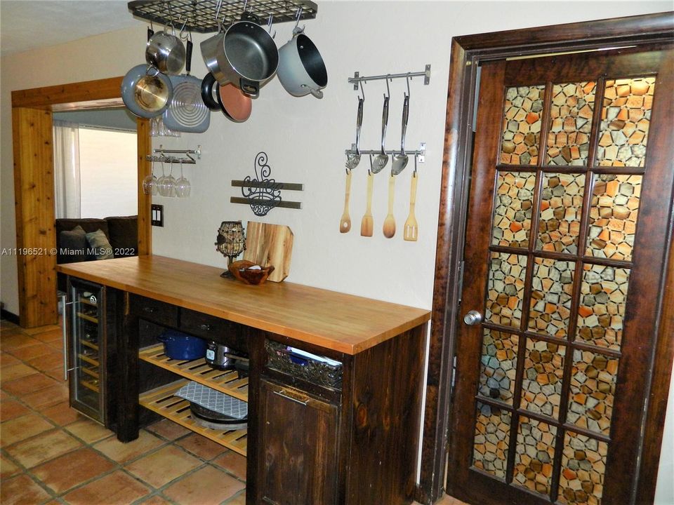 Recently Rented: $3,000 (3 beds, 2 baths, 1250 Square Feet)