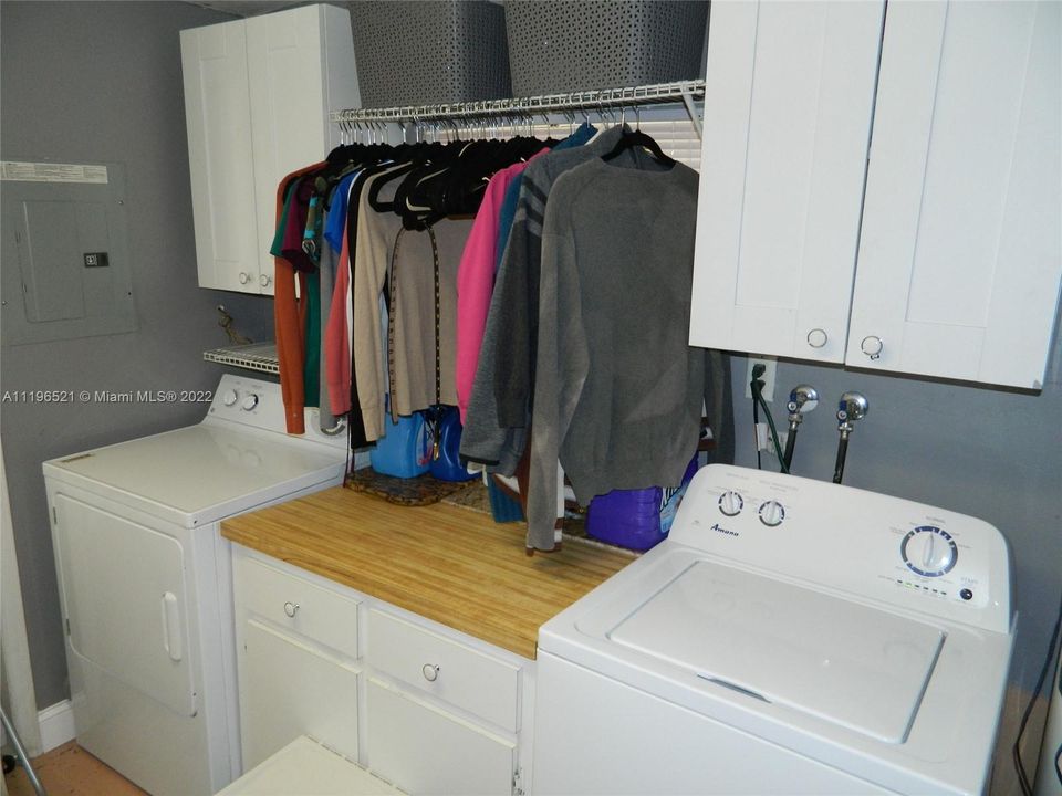 Recently Rented: $3,000 (3 beds, 2 baths, 1250 Square Feet)