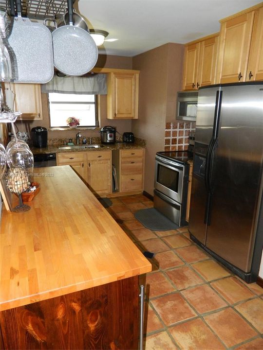 Recently Rented: $3,000 (3 beds, 2 baths, 1250 Square Feet)