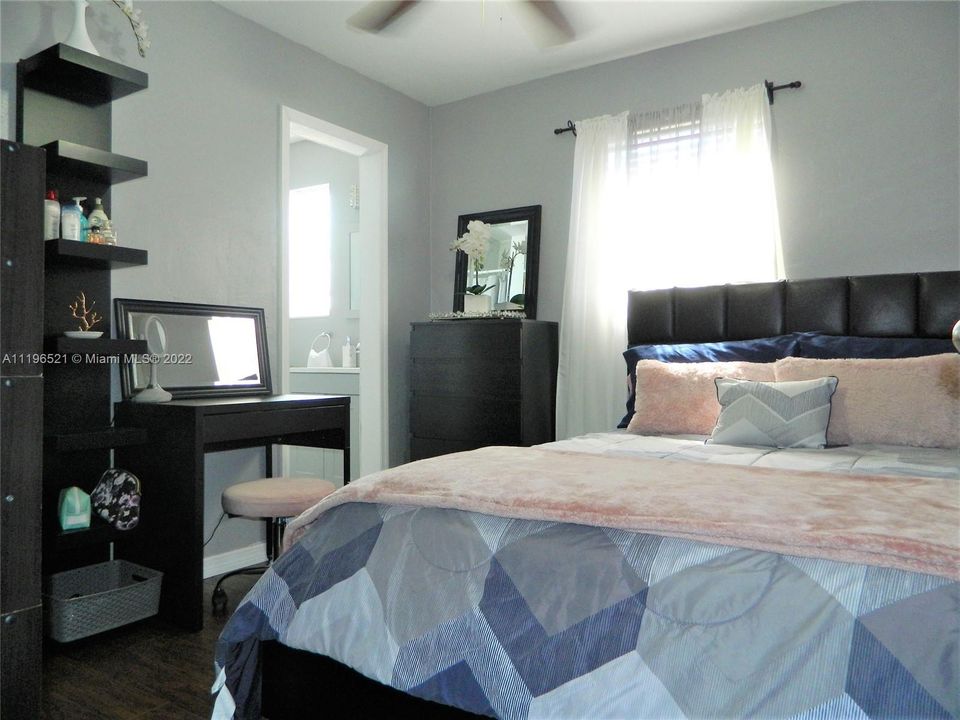 Recently Rented: $3,000 (3 beds, 2 baths, 1250 Square Feet)