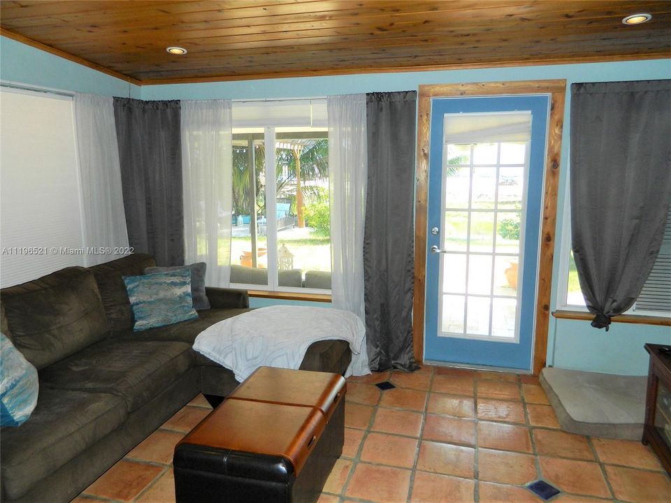 Recently Rented: $3,000 (3 beds, 2 baths, 1250 Square Feet)