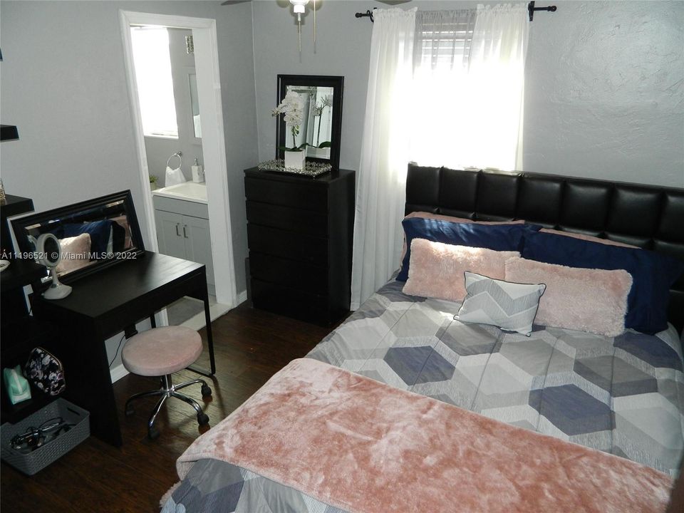 Recently Rented: $3,000 (3 beds, 2 baths, 1250 Square Feet)