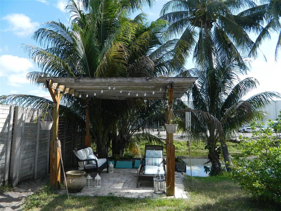 Recently Rented: $3,000 (3 beds, 2 baths, 1250 Square Feet)