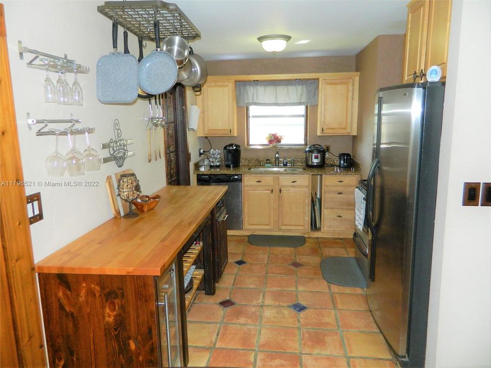 Recently Rented: $3,000 (3 beds, 2 baths, 1250 Square Feet)