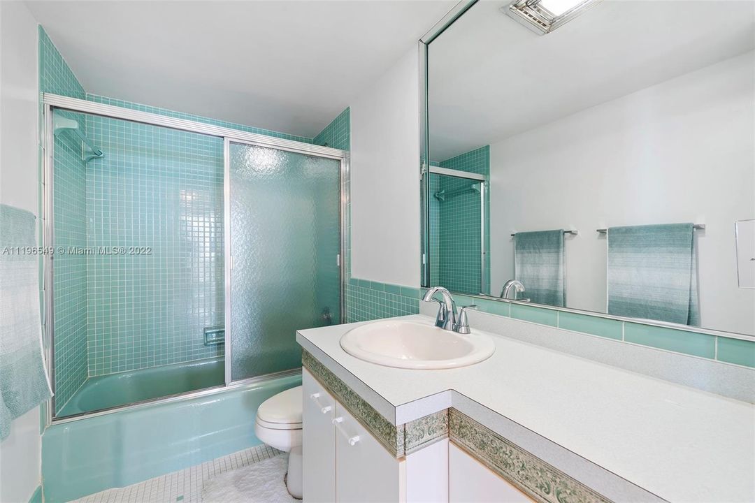 最近售出: $699,000 (2 贝兹, 2 浴室, 1300 平方英尺)