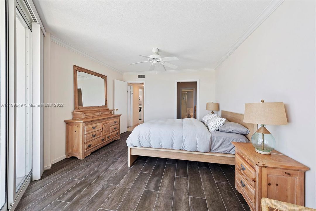 最近售出: $699,000 (2 贝兹, 2 浴室, 1300 平方英尺)