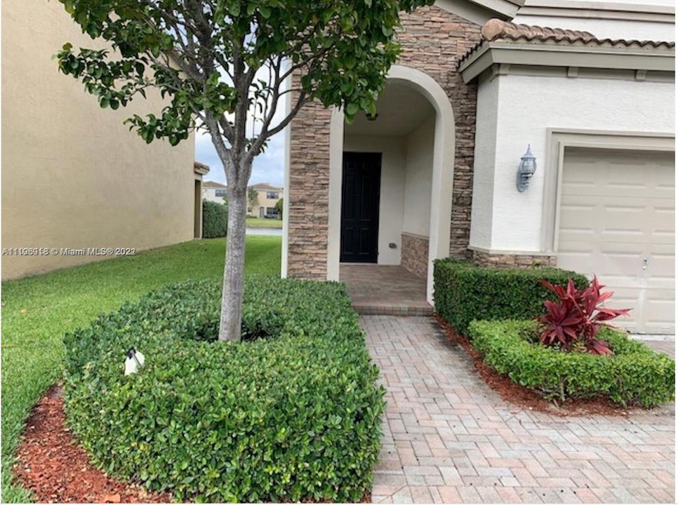 Recently Sold: $700,000 (4 beds, 2 baths, 2318 Square Feet)