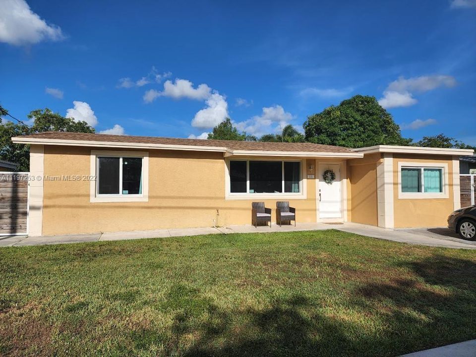 4 BR/2 BA on canal in Cooper City!