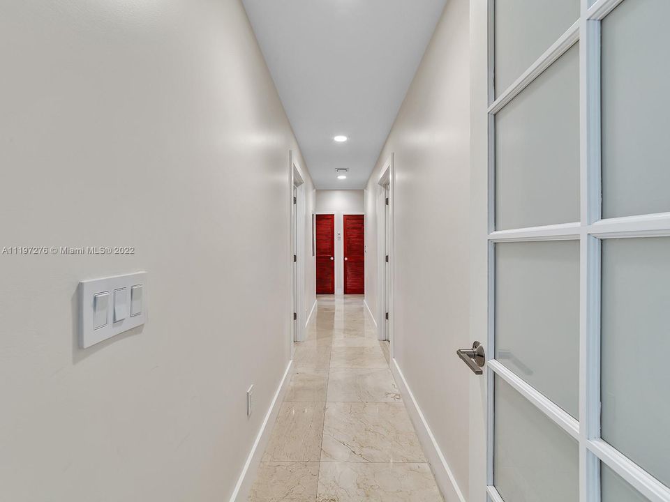 4 suites (hallway)