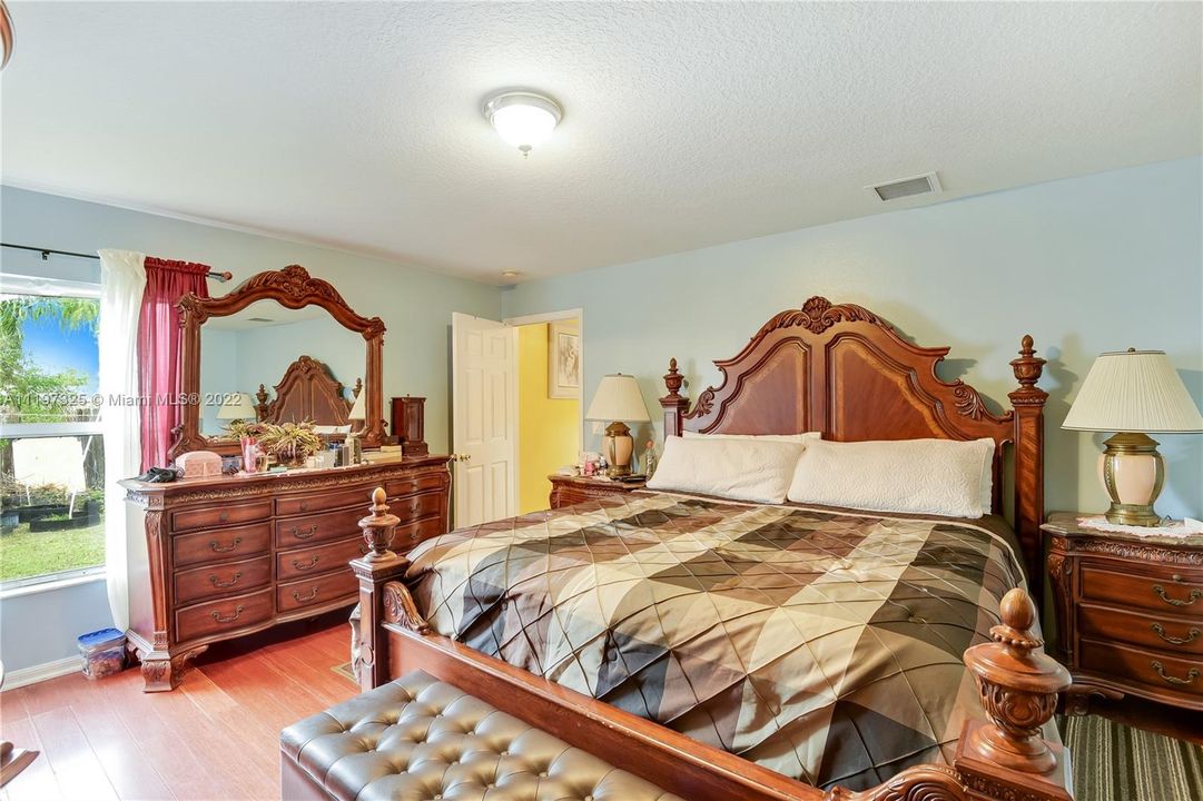 Recently Sold: $280,000 (3 beds, 2 baths, 1440 Square Feet)