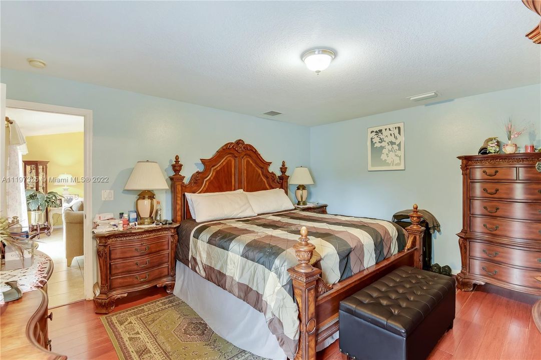 Recently Sold: $280,000 (3 beds, 2 baths, 1440 Square Feet)