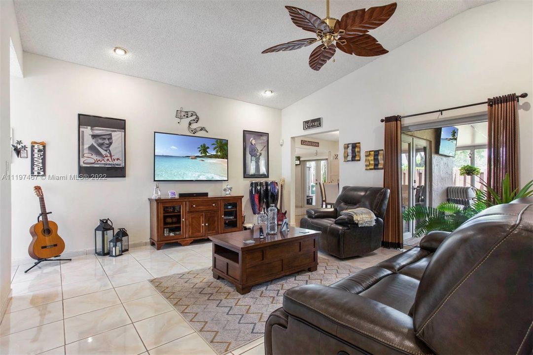 Recently Sold: $490,000 (3 beds, 2 baths, 1282 Square Feet)