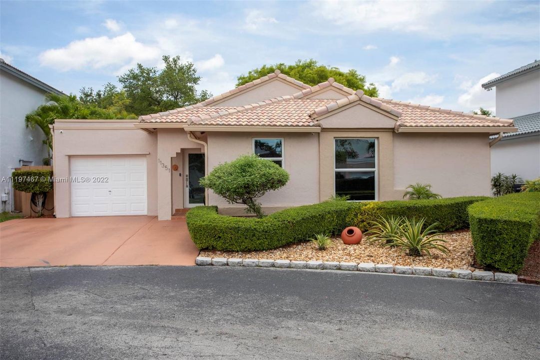 Recently Sold: $490,000 (3 beds, 2 baths, 1282 Square Feet)
