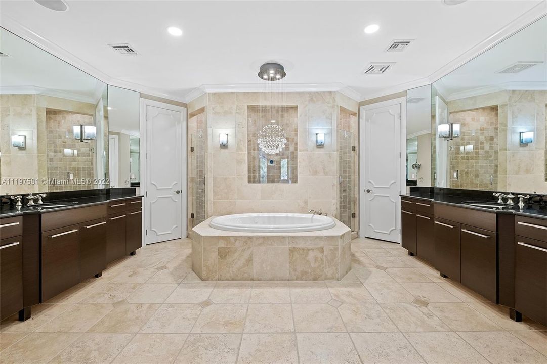 Недавно продано: $4,319,000 (5 спален, 5 ванн, 4790 Квадратных фут)