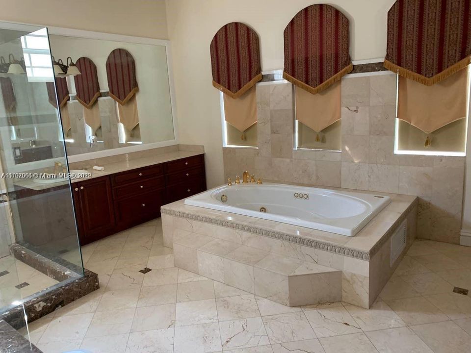 最近租的: $18,900 (7 贝兹, 6 浴室, 4700 平方英尺)
