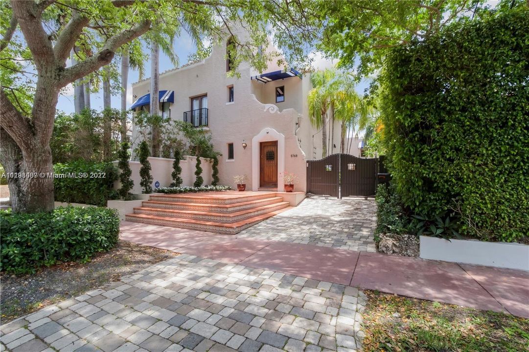 Recently Sold: $4,500,000 (6 beds, 5 baths, 4570 Square Feet)