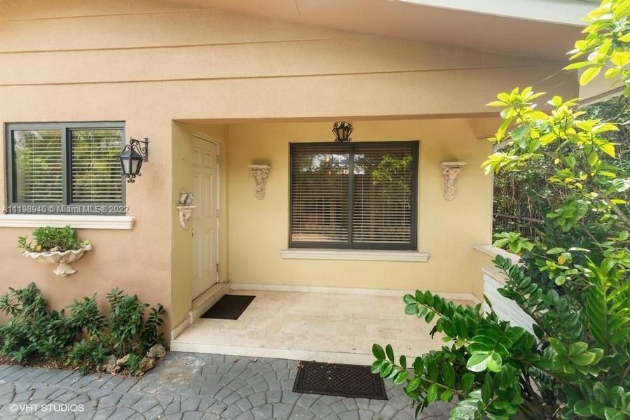 Recently Sold: $775,000 (3 beds, 2 baths, 1463 Square Feet)