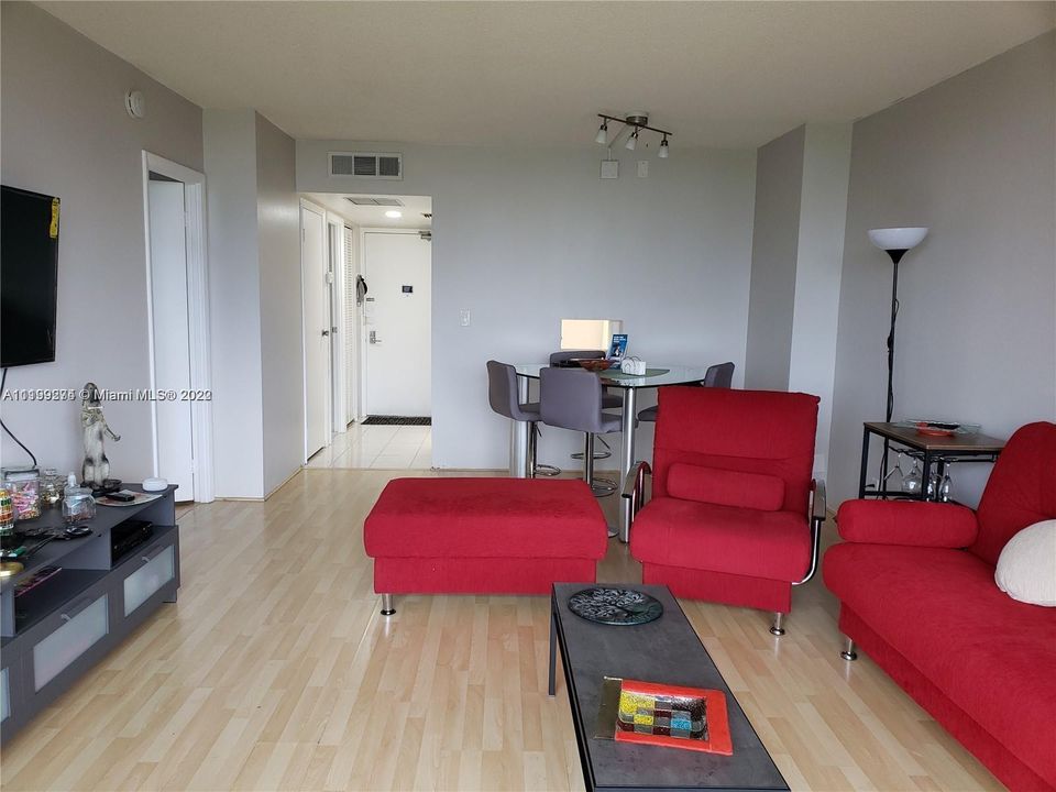Recently Sold: $298,000 (1 beds, 1 baths, 913 Square Feet)