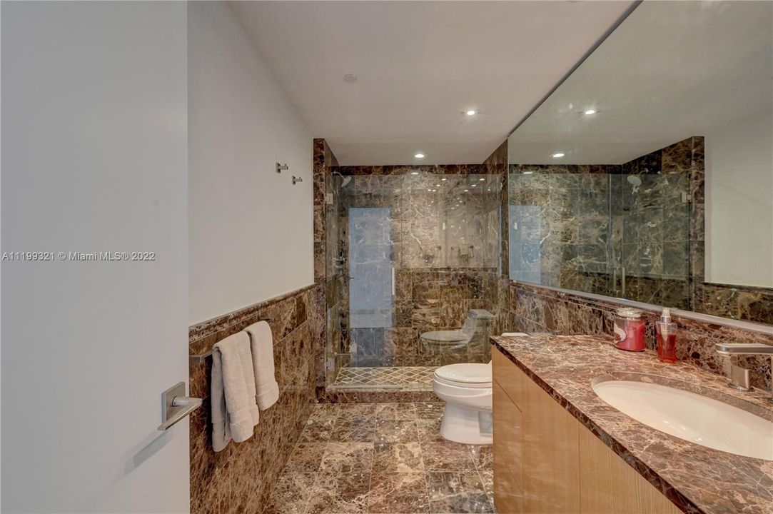 最近售出: $2,300,000 (4 贝兹, 4 浴室, 2580 平方英尺)